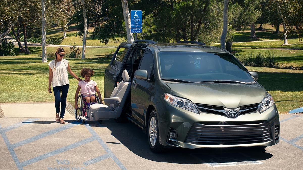 2019 Toyota Sienna with Auto Access Seat from Fordham Toyota in Bronx, NY